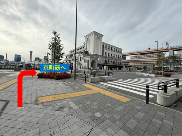 写真:GLION ARENA KOBEから最寄り駅までの徒歩ルート解説(横断歩道を渡り京橋筋へ)