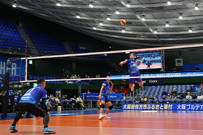 写真：ネット越しに西田選手のスパイクを受ける申し込み者の様子