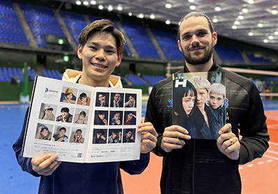 カジカジHを手持った西田選手とブリザール選手