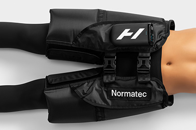 Hyperice NORMATEC PREMIER HIPSの使用イメージ