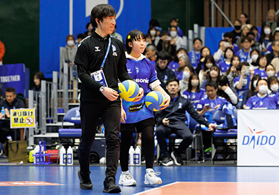 写真：ジュニア会員限定「サーブセレモニー」の様子