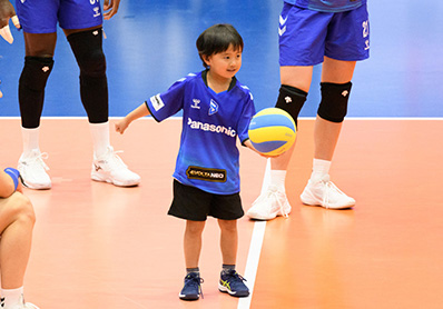 写真：ジュニア会員限定「サーブセレモニー」の様子