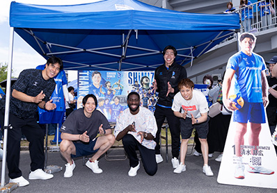 写真:ブルテさんぽでポーズをとる選手たち(バグナス選手、山内選手、ロペス選手、清水選手、山本選手)