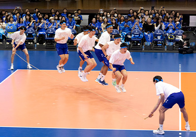 写真:大縄跳びをする選手たちの様子