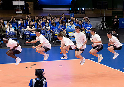写真:大縄跳びをする選手たちの様子