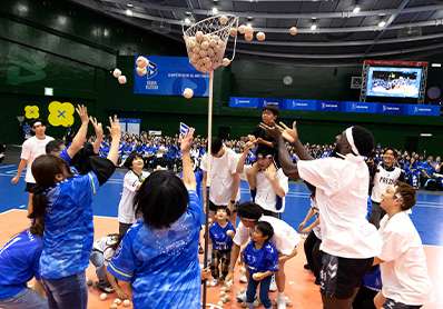 写真:弾入れをする選手とファンたちの様子