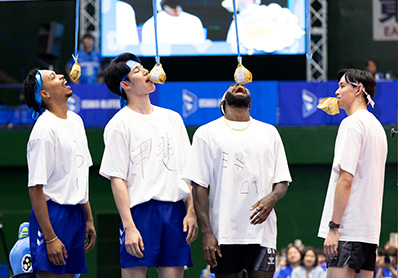 写真:パン食い&パピネスリレーの様子(ラリー選手、甲斐選手、ロペス選手、西山選手)