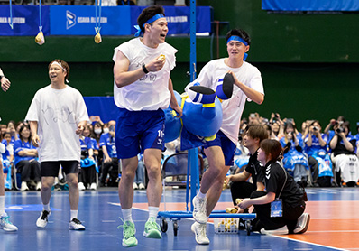 写真:パン食い&パピネスリレーの様子(山本選手、西田選手、中村選手)