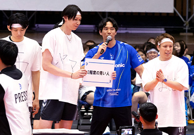 写真:借り物競争の様子(西川選手、山内選手、福澤達哉さん、山本選手)