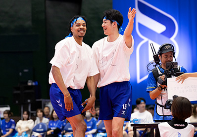 写真:借り物競争の様子(ラリー選手、甲斐選手)