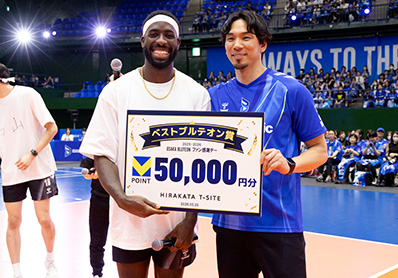 写真:ベストブルテオン賞パネルを持ったロペス選手と福澤達哉さん