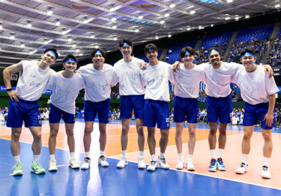 青組の集合写真(西田選手、中村選手、清水選手、甲斐選手、バグナス選手、金田選手、ラリー選手、野添選手)