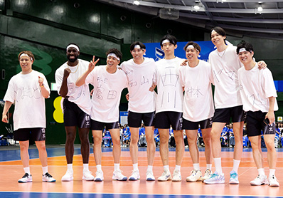 白組の集合写真(山本選手、ロペス選手、富田選手、西山選手、西川選手、中村選手、山内選手、池城選手)