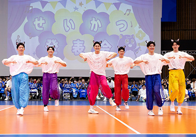 写真:せいかつ発表会でダンスを披露する選手たち(山口コーチ、竹内マネージャー、中村選手、野添選手、池城選手、金田選手)