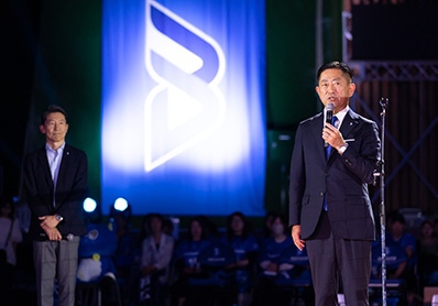 写真:御礼挨拶をする久保田代表