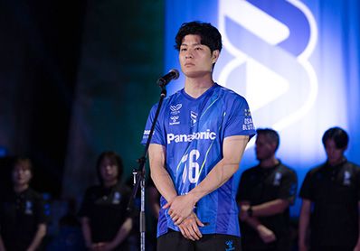 写真:挨拶をする池城選手