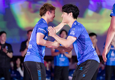 写真:挨拶を交わす山本選手と池城選手