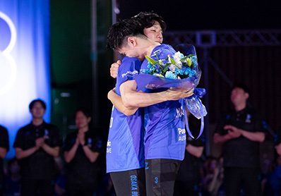 写真:抱擁する池城選手と中村選手