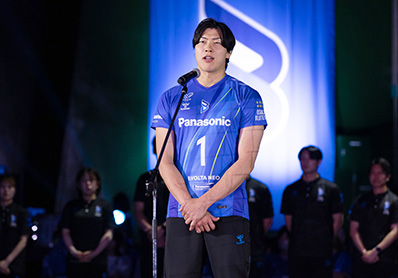 写真:挨拶をする清水選手