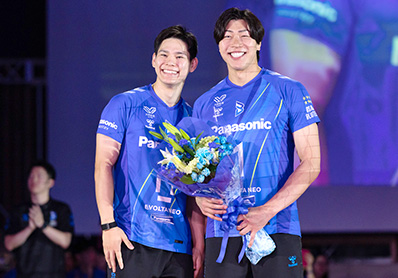 写真:花束を持ち西田選手(左)と並ぶ清水選手(右)