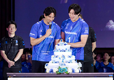 写真:ケーキ入刀をおこなう福澤達哉さん(左)と清水選手(右)