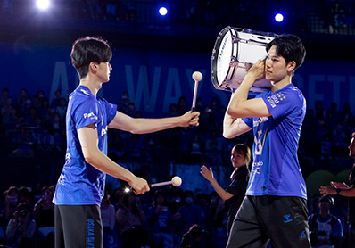 写真:勝利の太鼓をたたく金田選手と太鼓を持つ甲斐選手