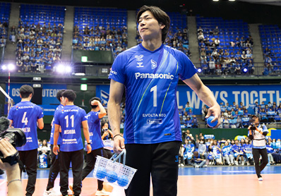 写真:サインボールを投げる清水選手