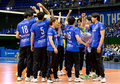 写真:円陣を組む選手たち