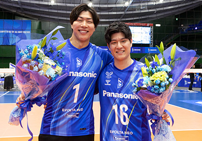 写真:花束を手に並ぶ清水選手と池城選手