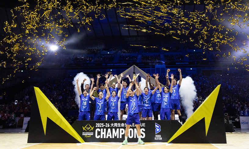 選手たちの集合写真（優勝の金テープが舞う会場で喜ぶ選手たち