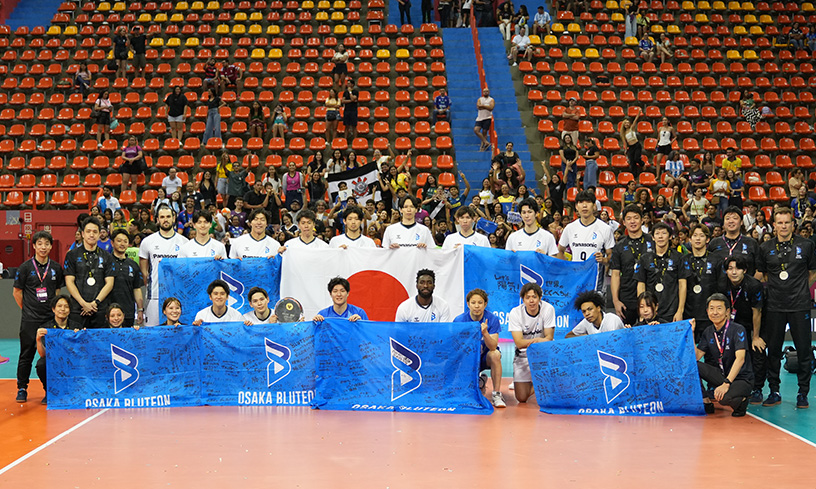 2025 男子世界クラブ選手権大会会場での選手・スタッフたちの集合写真