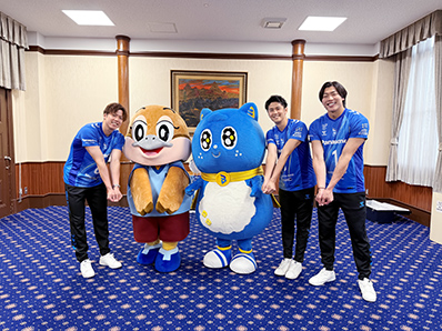 写真:レシーブのポーズをする仲本選手、もずやん、パピネス、中村選手、清水コーチ