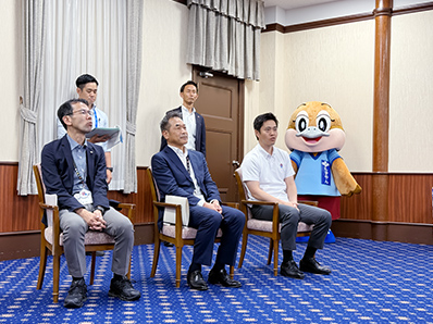 写真:脇川文化・スポーツ室長、松阪府民文化部長、吉村大阪府知事
