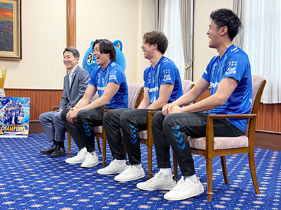 写真:笹木代表取締役、清水コーチ、仲本選手、中村選手
