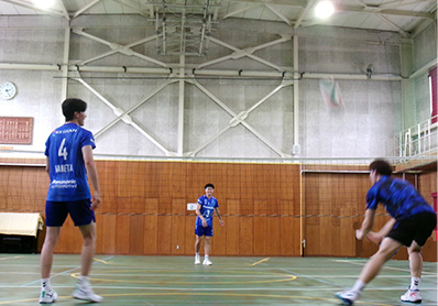 写真：コートに入る選手たち（中村 駿介選手、金田 晃太朗選手、垂水 優芽選手）