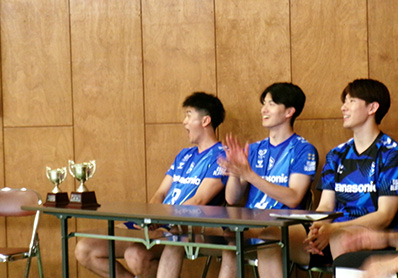 写真：試合を観戦する選手たち（中村 駿介選手、金田 晃太朗選手、垂水 優芽選手）