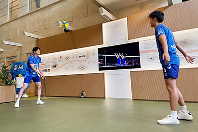 写真:金田選手、中村選手がバレーを披露