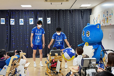 写真:金田選手、中村選手とパピネス