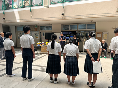 写真:中央聴覚支援学校での贈呈式の様子