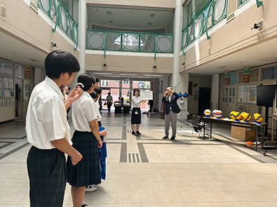 写真:中央聴覚支援学校での贈呈式の様子