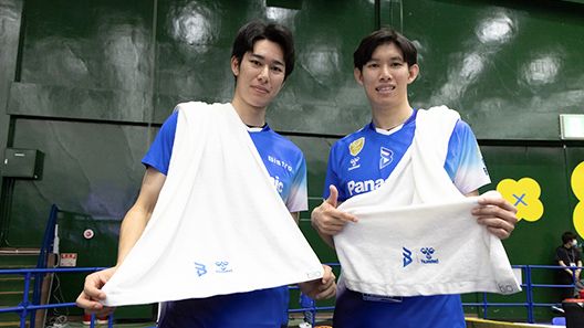 画像：「bio Towel」を手に持つ選手たち