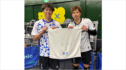 画像：「bio Towel」を手に持つ選手たち
