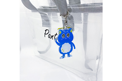 パピネスアクリルキーホルダーをカバンに付けている写真