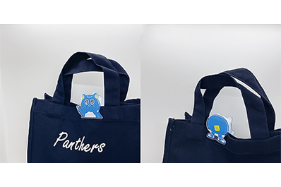 パピネスアクリルクリップをバッグに付けている写真
