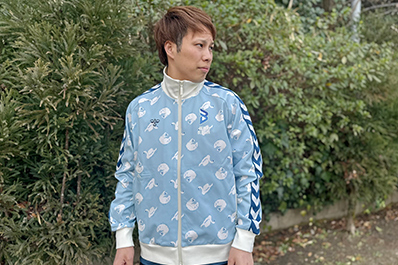 写真：大阪ブルテオン×hummel PLAYトラックジャケット（スワン）を着用している山本選手