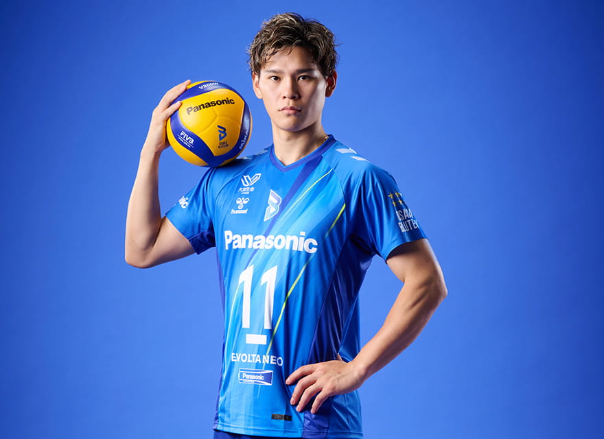 ホームユニフォームを着用した西田選手